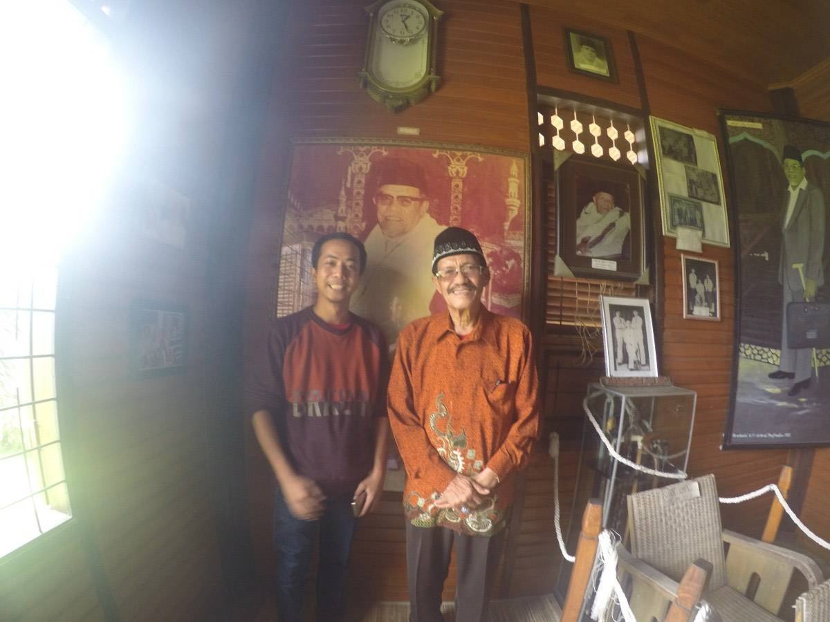The author with Pak Hanif Rasyid, Buya Hamka's nephew, at the Buya Hamka Museum