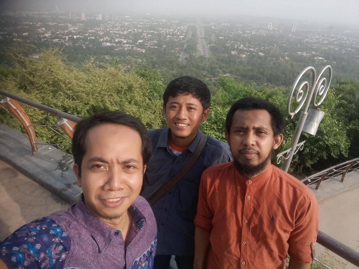The author with Firos and Syuaib at Daman-e-Koh overlooking Seventh Avenue, Islamabad
