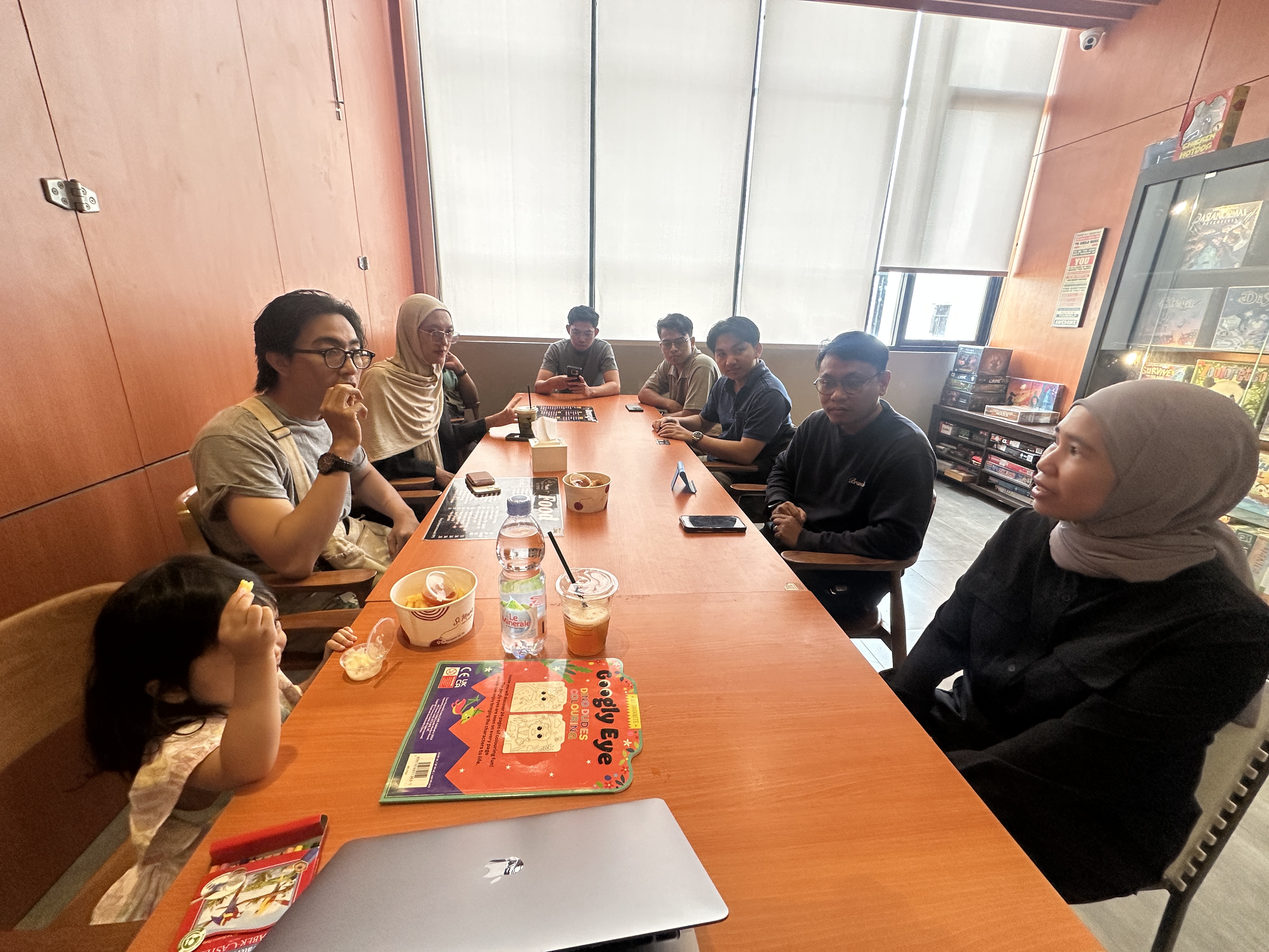 Bermain board game di Pandora